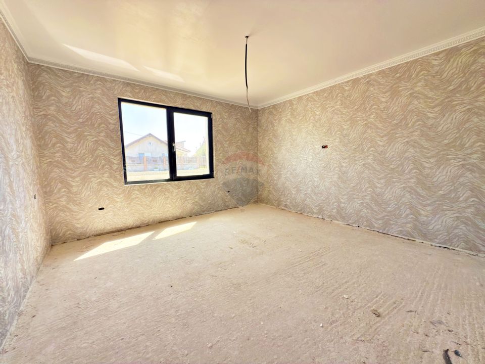 Casă cu 3 camere de vânzare loc. Frumușeni, jud. Arad