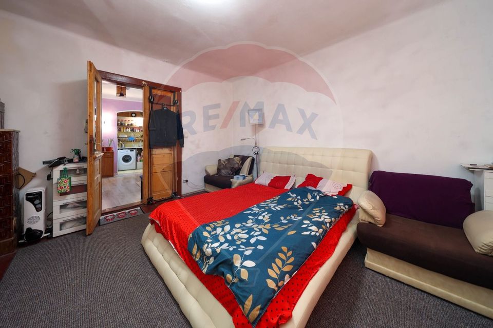 2 case cu curte proprie - locație centrala