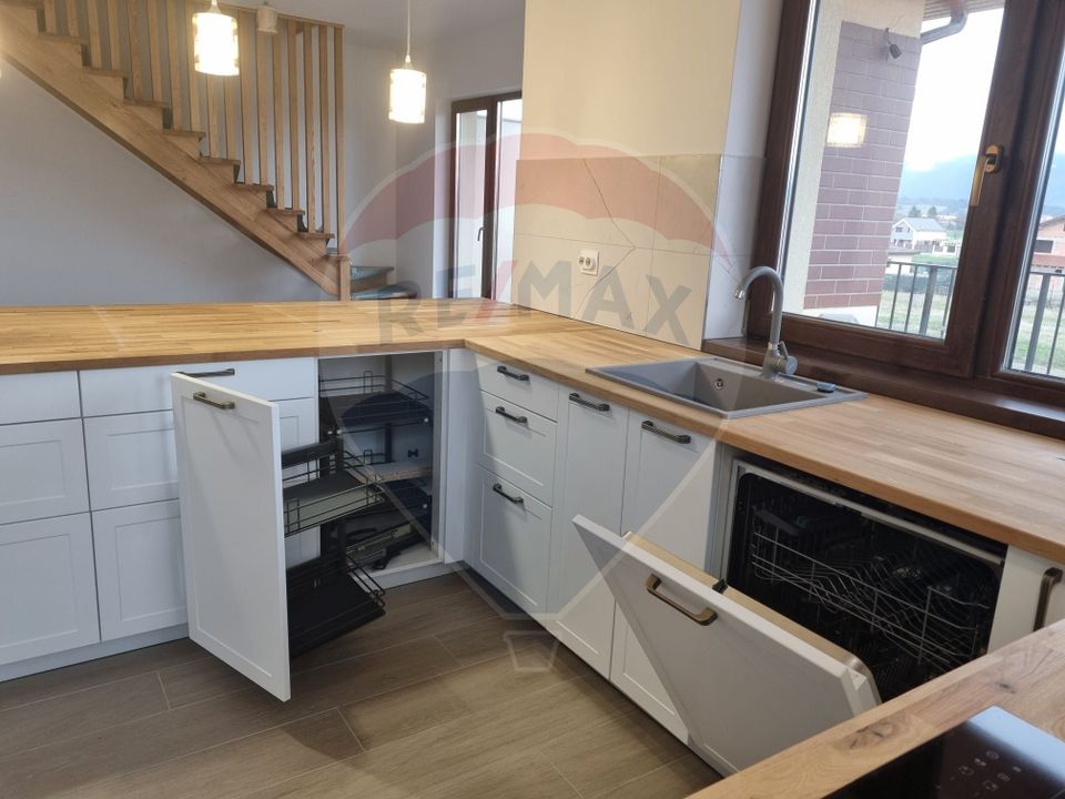 Penthouse 3 camere și loc de parcare, de închiriat, Cristian(REZERVAT)