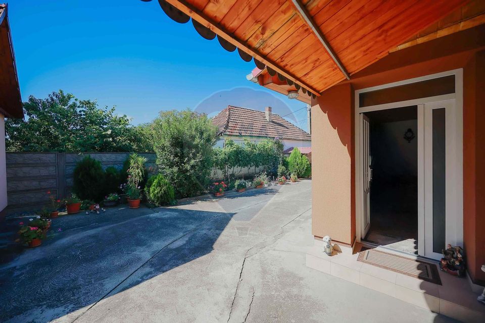 Casă și teren de 1397 mp de vânzare în Ineu, la 18 km de Oradea