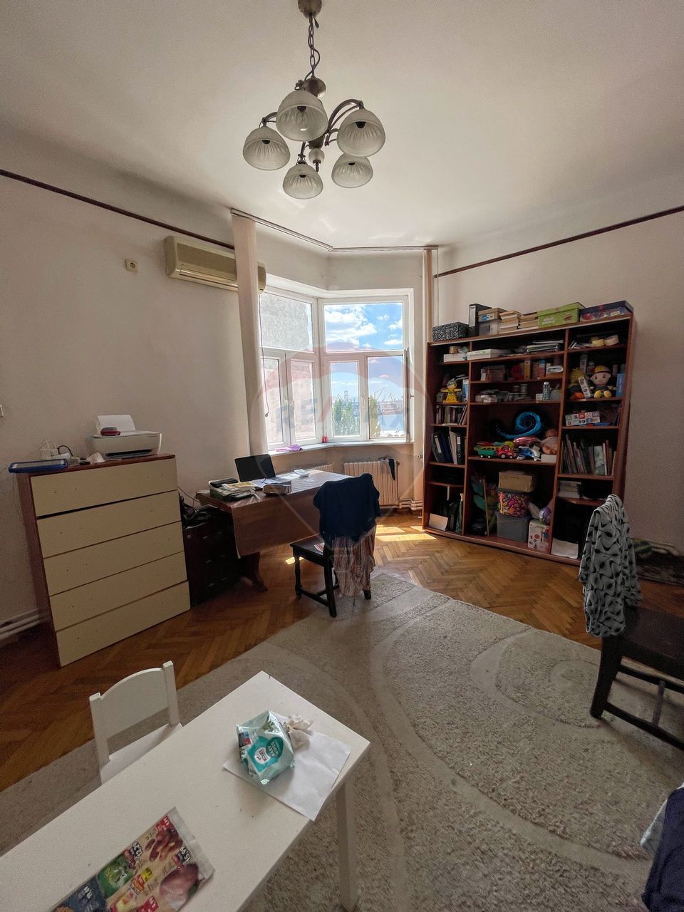 Duplex cu 9 camere de vânzare în zona Peninsula. D+P+E