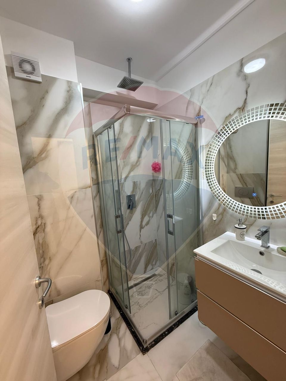 Apartament+loc de parcare in prima linie la mare White Titanic