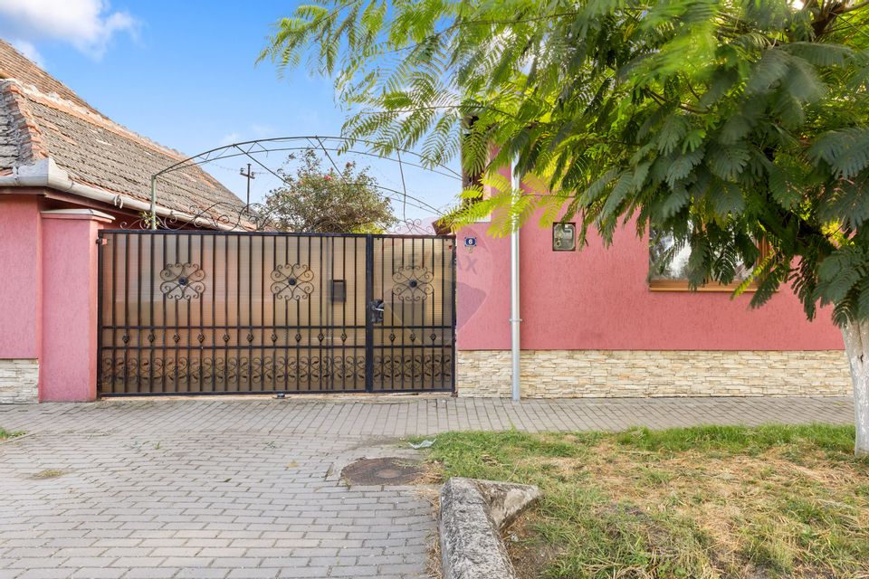 Casă de vânzare în Pecica – teren generos, utilată și mobilată complet