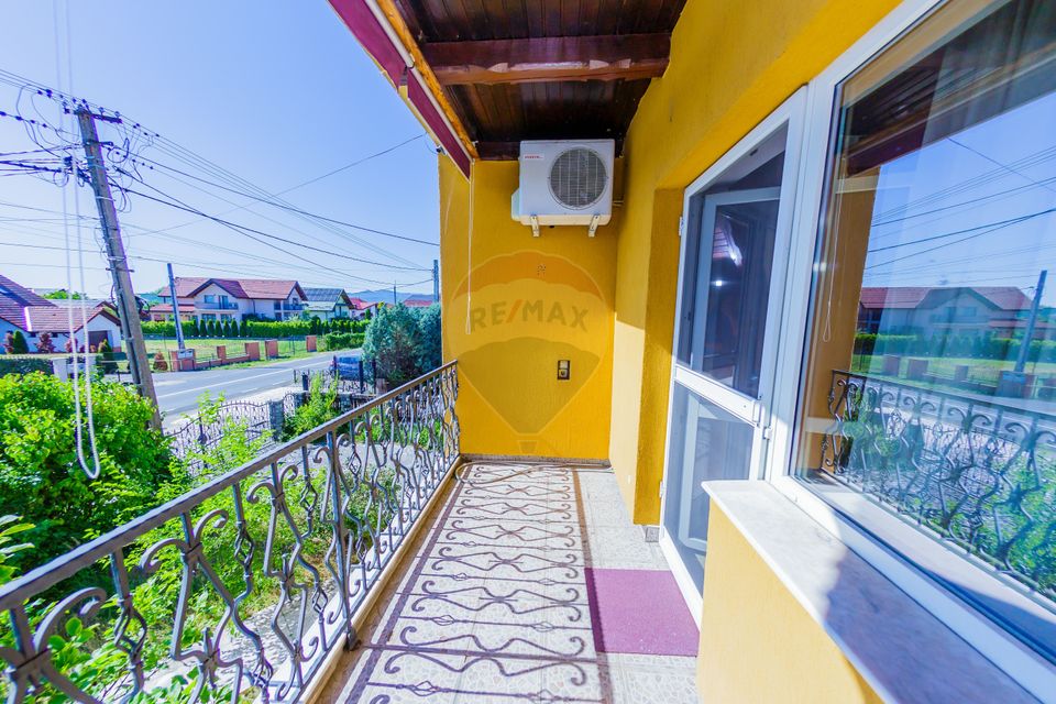 Casă cu 7 camere, 10 ari de vânzare la drumul principal cu 2 intrari