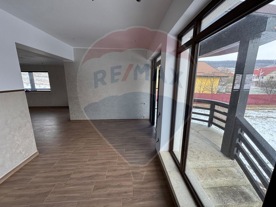 8 room House / Villa for sale, Darmanesti area