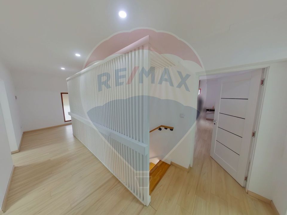 Casă / Vilă cu 6 camere de vânzare în zona Est