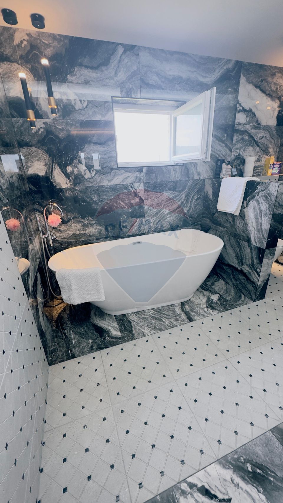 Proprietate premium în Filiași, locuință de lux cu spații comerciale