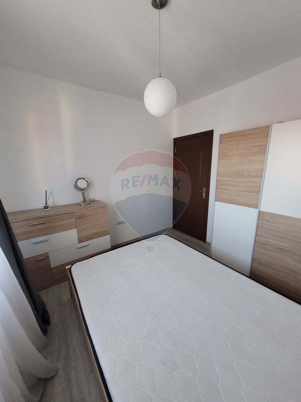 Apartament de inchiriat cu 3 camere si curte zona Turnisor