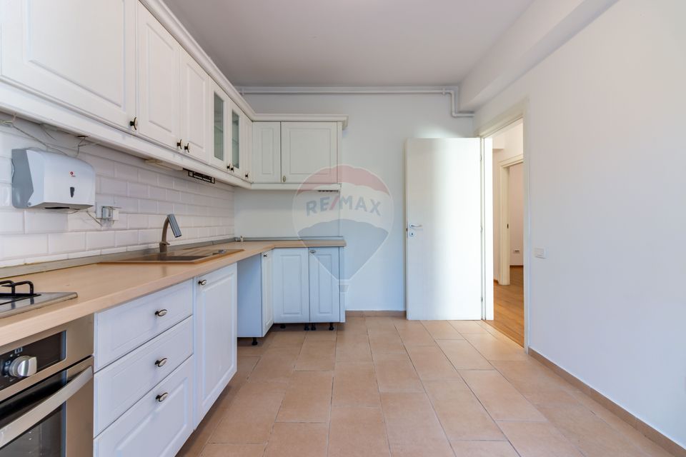 Apartament de vanzare în Bucurestii Noi, curte 80 mp, parcare, boxa