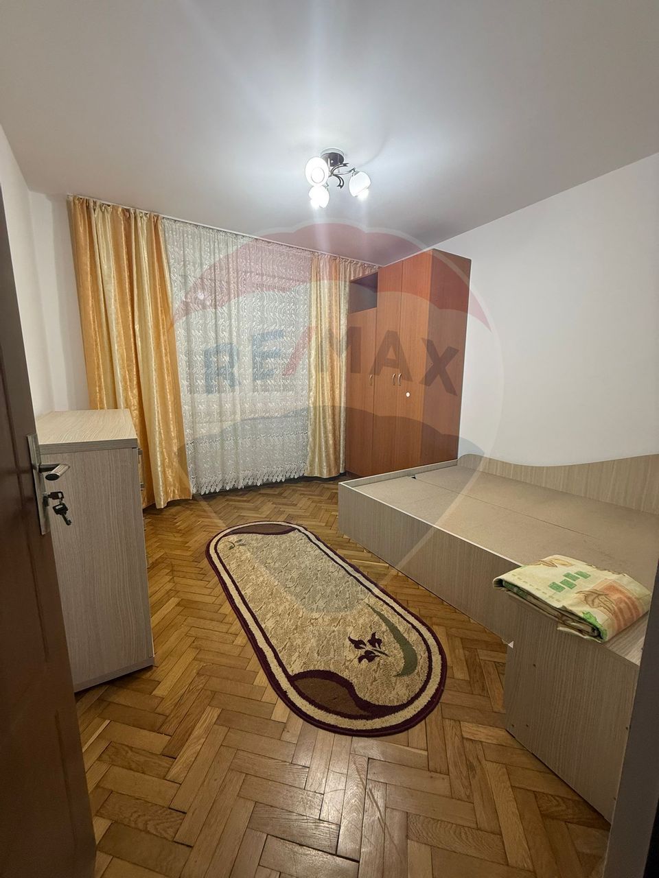 Apartament cu 3 camere de închiriat în zona Central