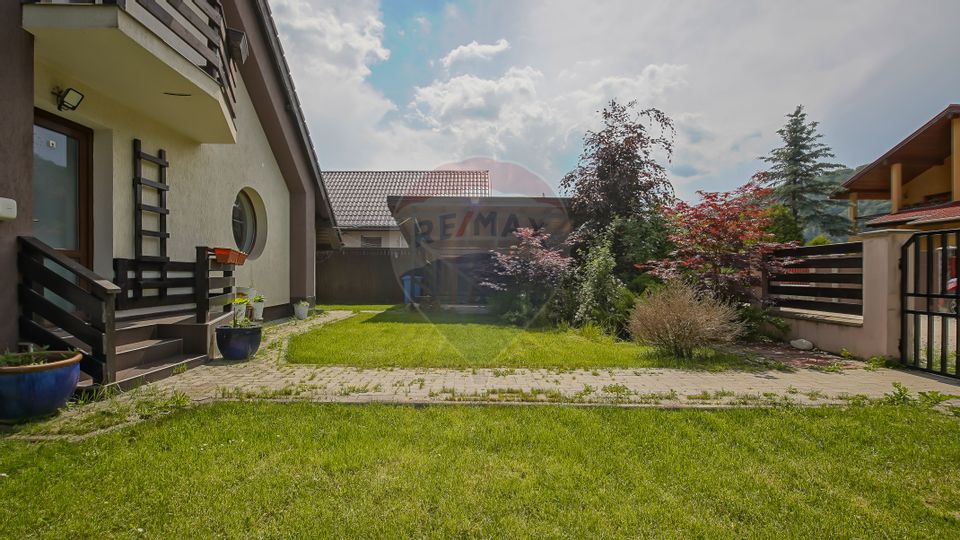 Proprietate cu stil la poalele muntelui - liniște și intimitate!