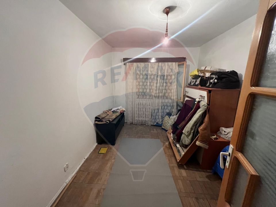 Apartament cu 4 camere de vânzare în zona Sud-Est