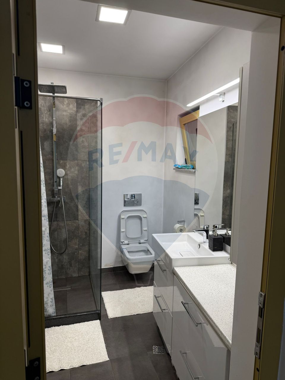 Casă insiruită cu 3 camere cu intrare și curte proprie în Centru Turda