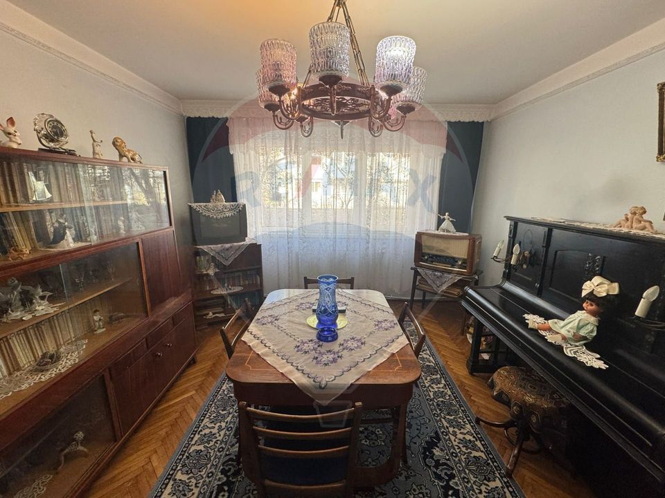 Apartament cu 3 camere decomandate de vânzare zona BAZINULUI DE INOT