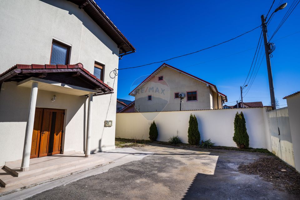 Casă individuală de Vânzare, 242mp utili+ teren de 380mp, în Pitești