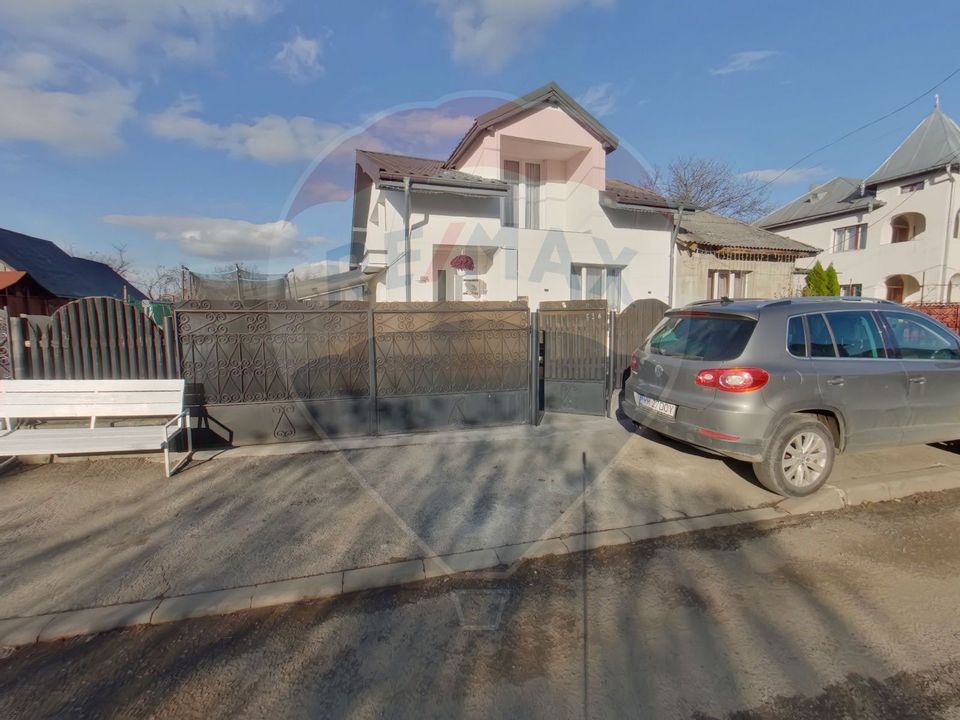 Casă / Vilă cu 3 camere de vânzare în zona Est