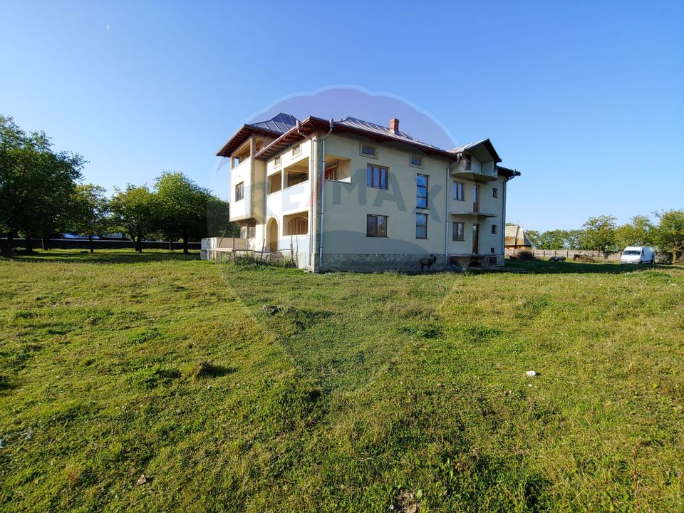Casă / Vilă cu 8 camere de vanzare in Boroaia, Suceava