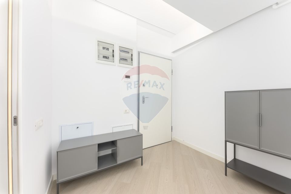 Generous studio for rent with underground parking in Cortina North