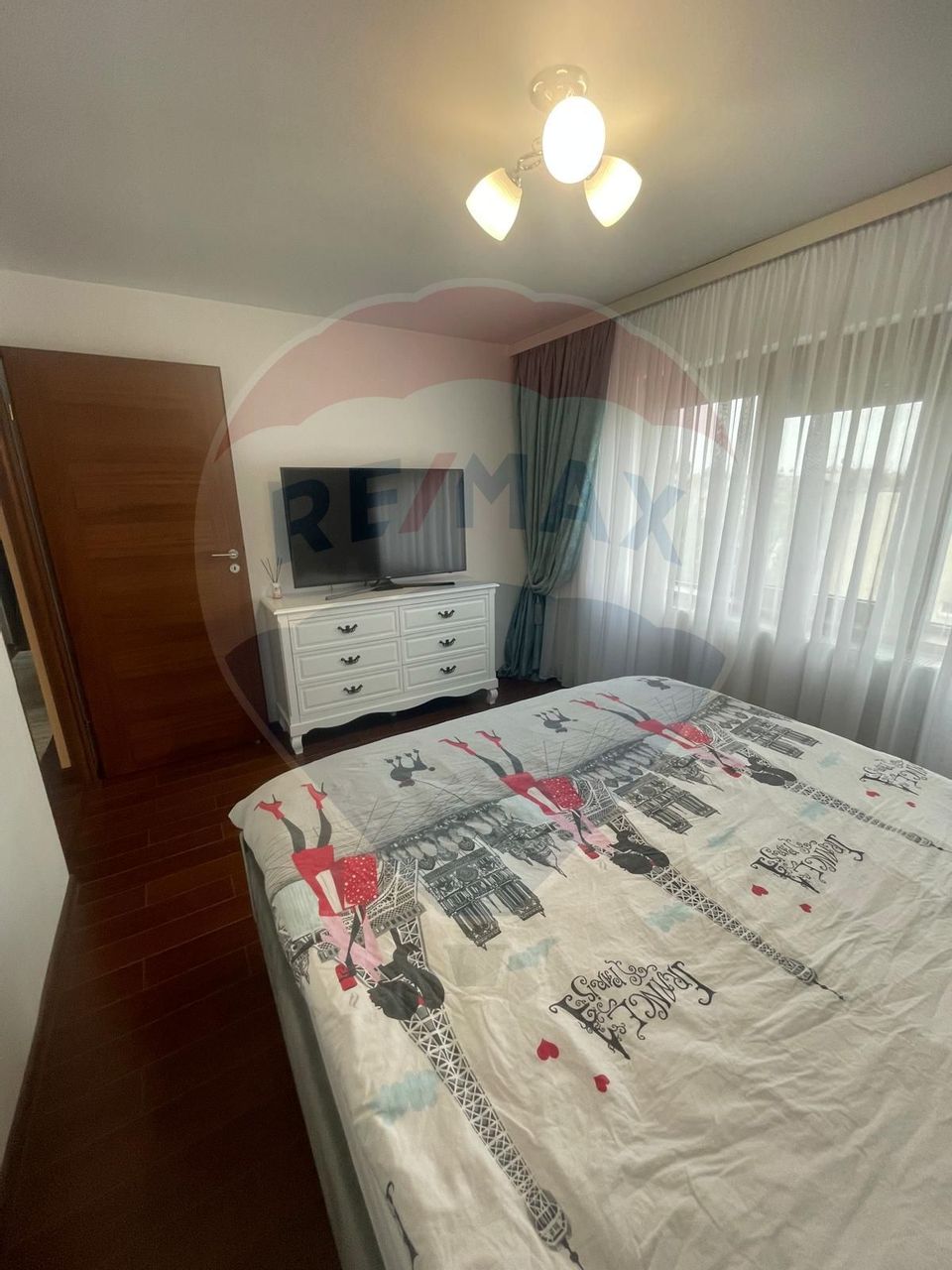 Apartament cu 3 camere de vânzare în zona Rovine