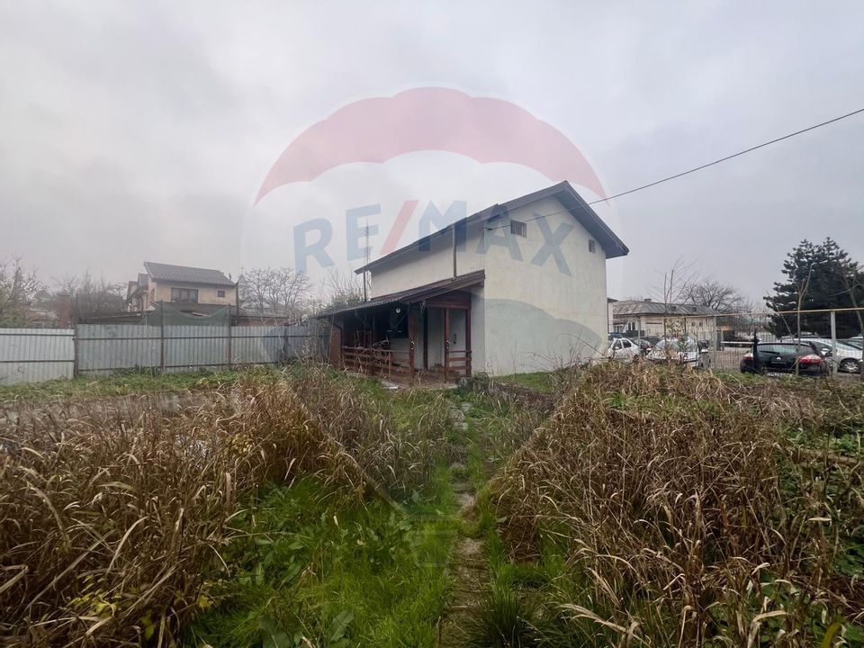 Monument Istoric Teatru langa Liceul Cuza