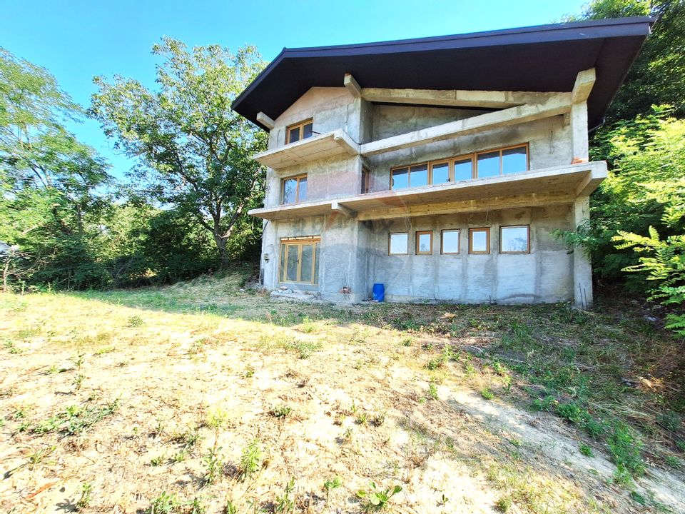 Casă / Vilă la gri aproape gata sa devina " acasa" !