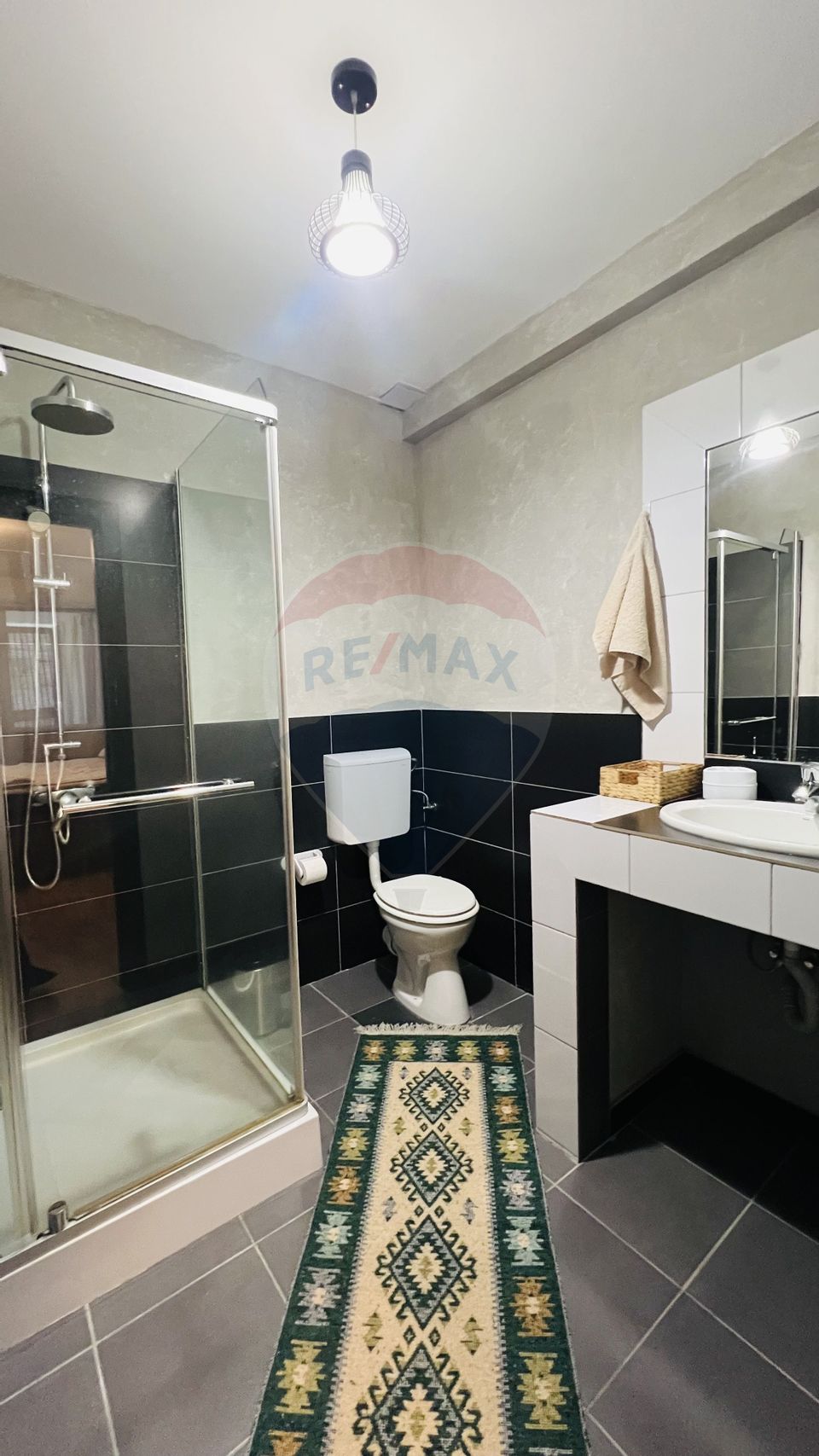 Apartament cu 3 camere de închiriat în zona ultracentralǎ