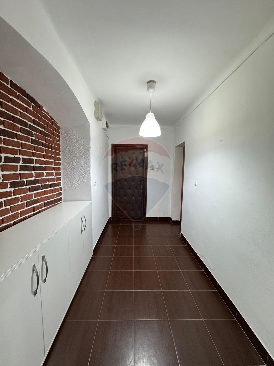 Apartament cu 2 camere de închiriat în zona P-ta Victoriei