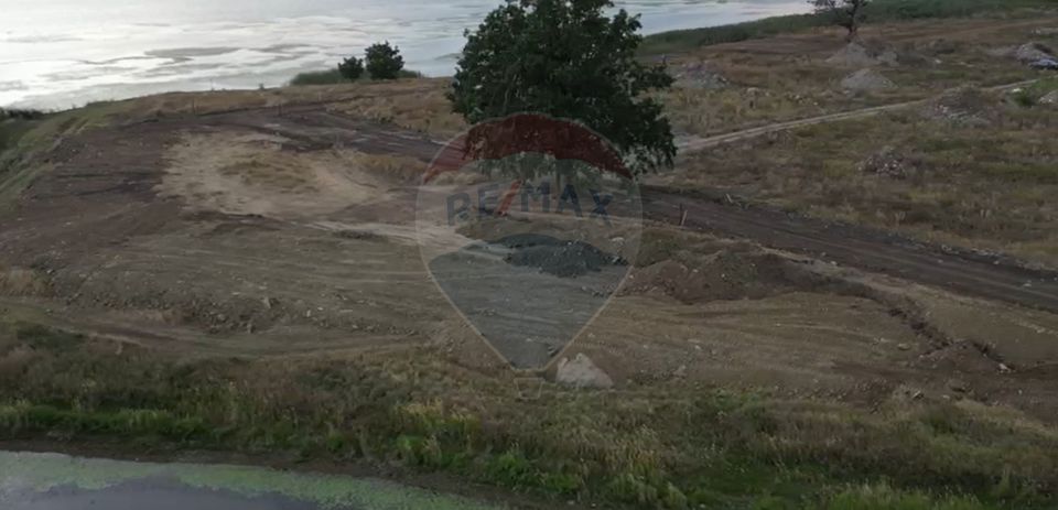 Teren Intravilan de Vânzare – 5.000 mp cu Deschidere la Lac.