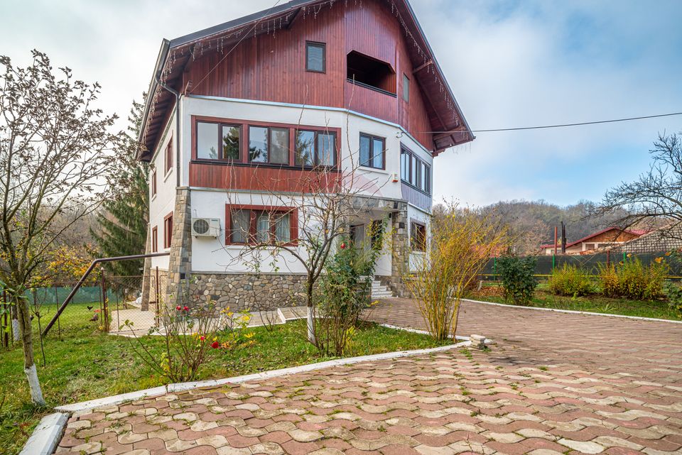 Casă 5 camere + demisol, teren 1560 mp / Filipestii de Padure