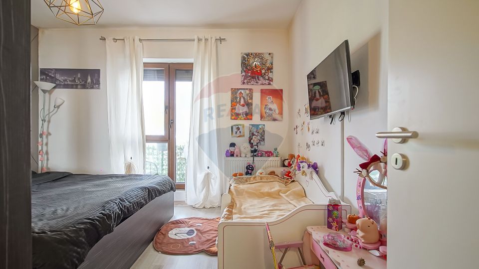 Apartament cu 3 camere de vânzare în zona Tractorul