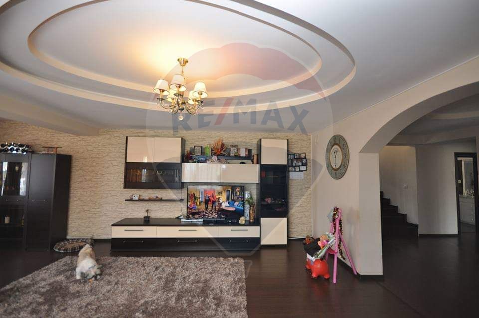 Vilă de închiriat in SANPETRU - zonă liniștită, curte mare