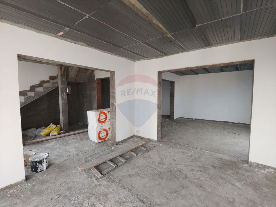 Casă / Vilă individuală cu 560 mp teren, de vânzare în Scheia, Suceava