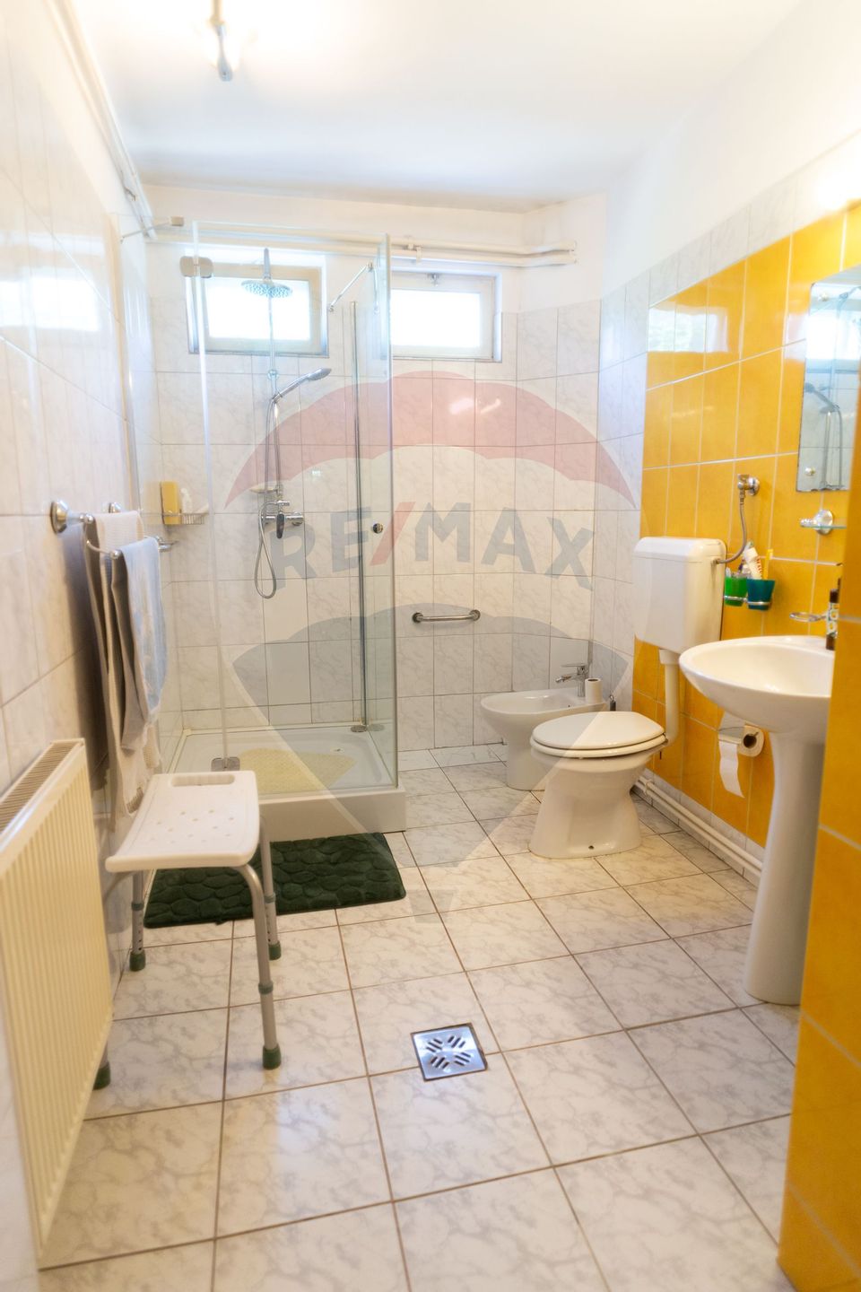 Casă / Vilă cu 10 camere si teren generos, Sos. Salaj