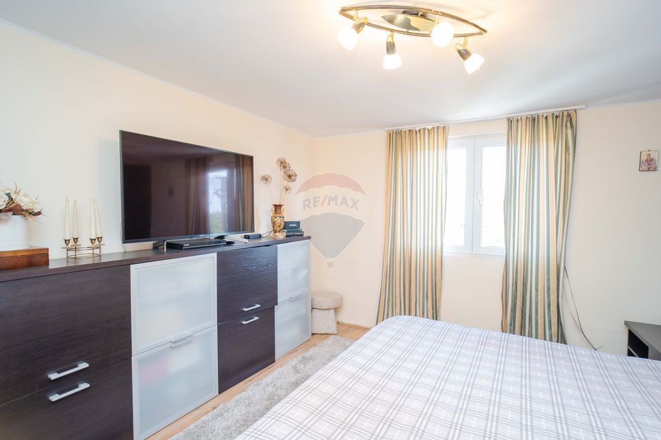 Casă / Vilă spatioasa cu teren in zona centrala Sararie