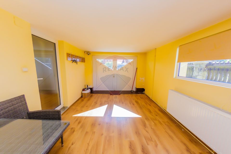 Casă cu 7 camere de vânzare la drumul principal cu 2 intrari