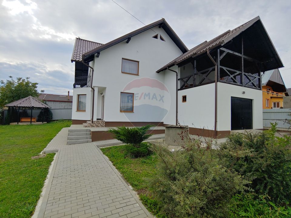 Casă / Vilă de lux cu 4 camere de vânzare în Scheia, Suceava