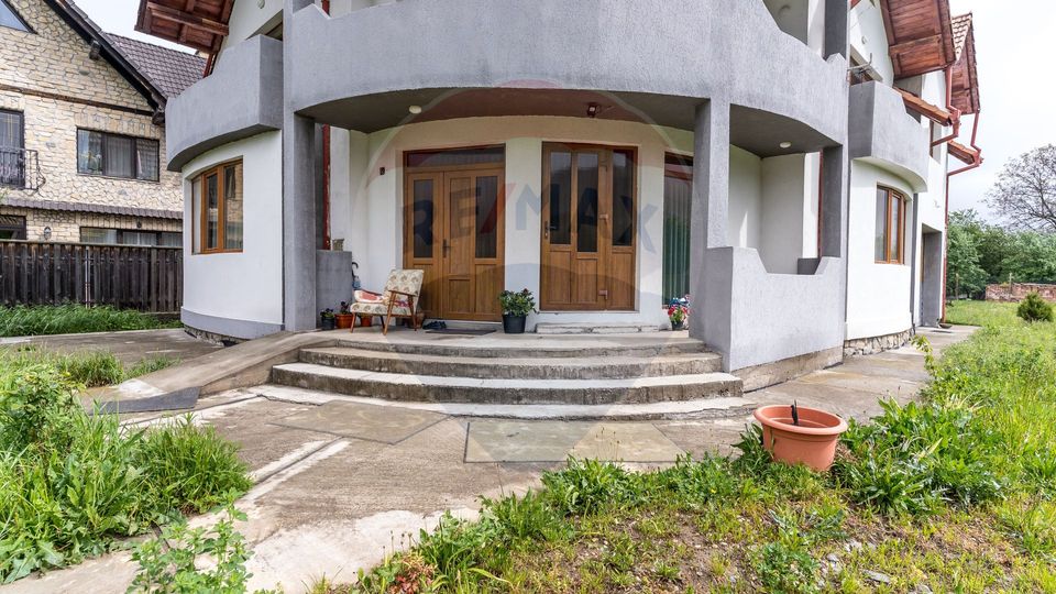 Casa cu 6 camere de vanzare, zona Centrala, Huedin