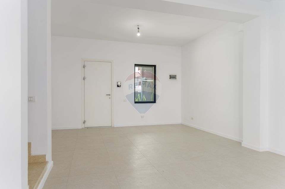 Vânzare Vilă cu 5 camere, curte si parcare de vânzare in TUNARI