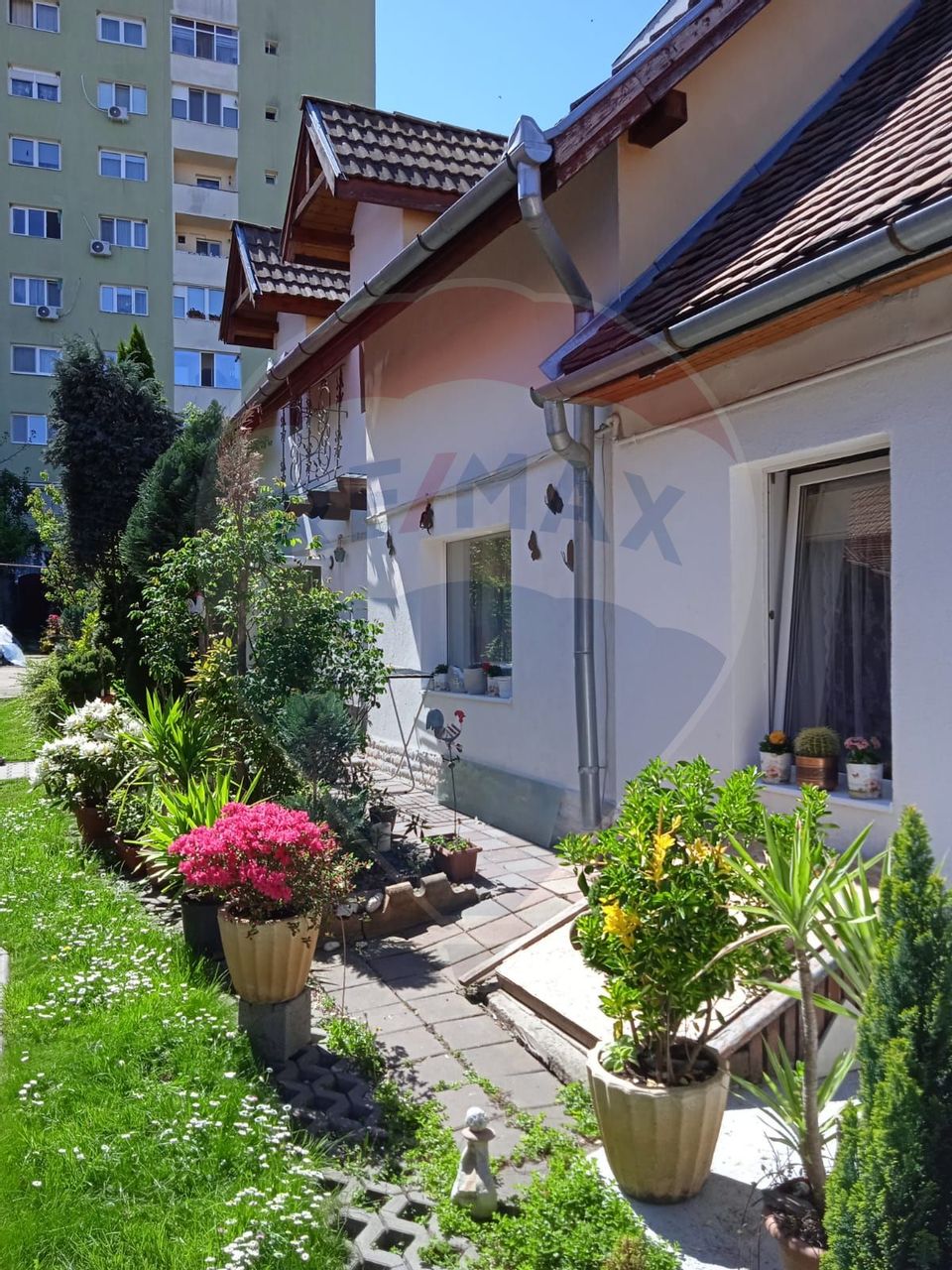 Casă în cartierul După Zid, curte comuna