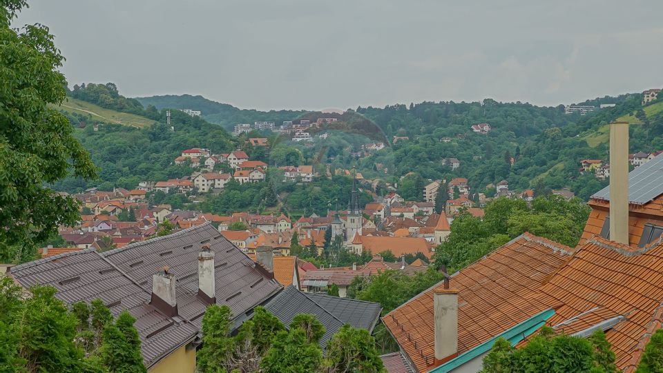 Singură în curte în Șcheii Brașovului! Casă spațioasă cu teren generos