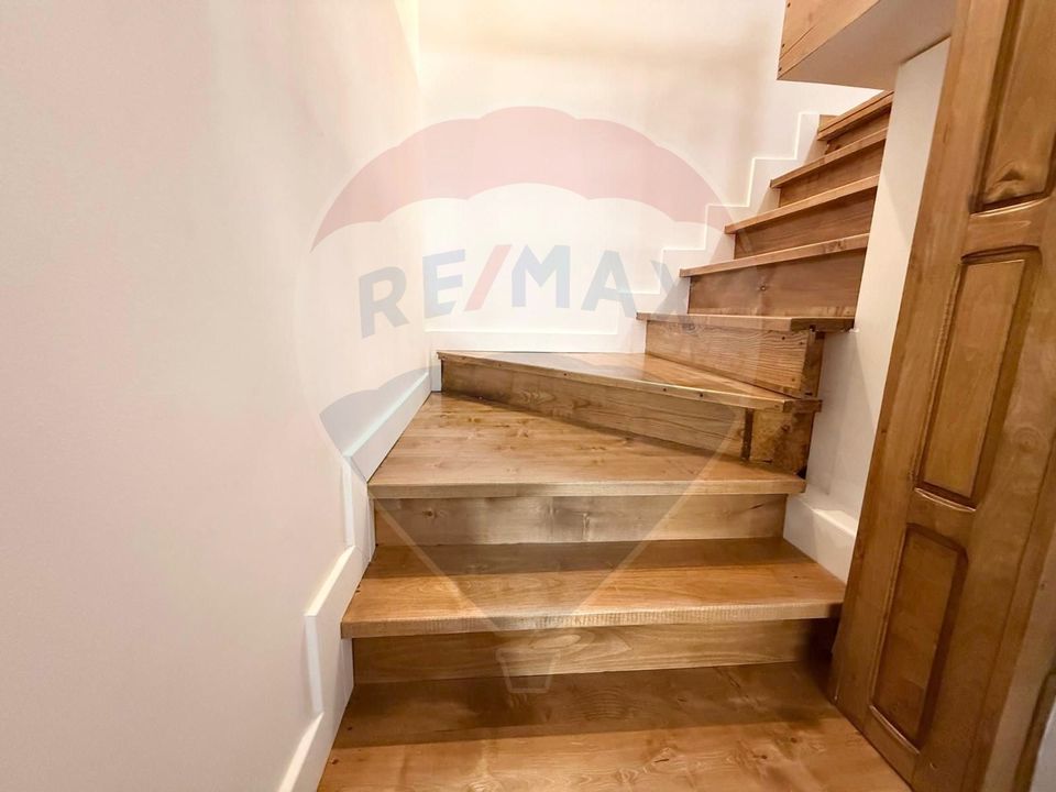 Apartament 4 camere, pe 2 niveluri si curte comuna în Centru