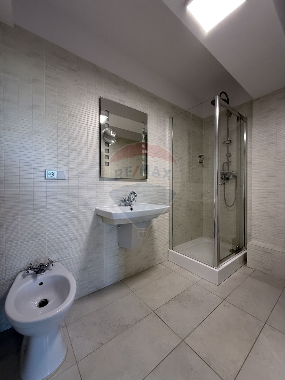 Casă / Vilă cu 4 camere de închiriat