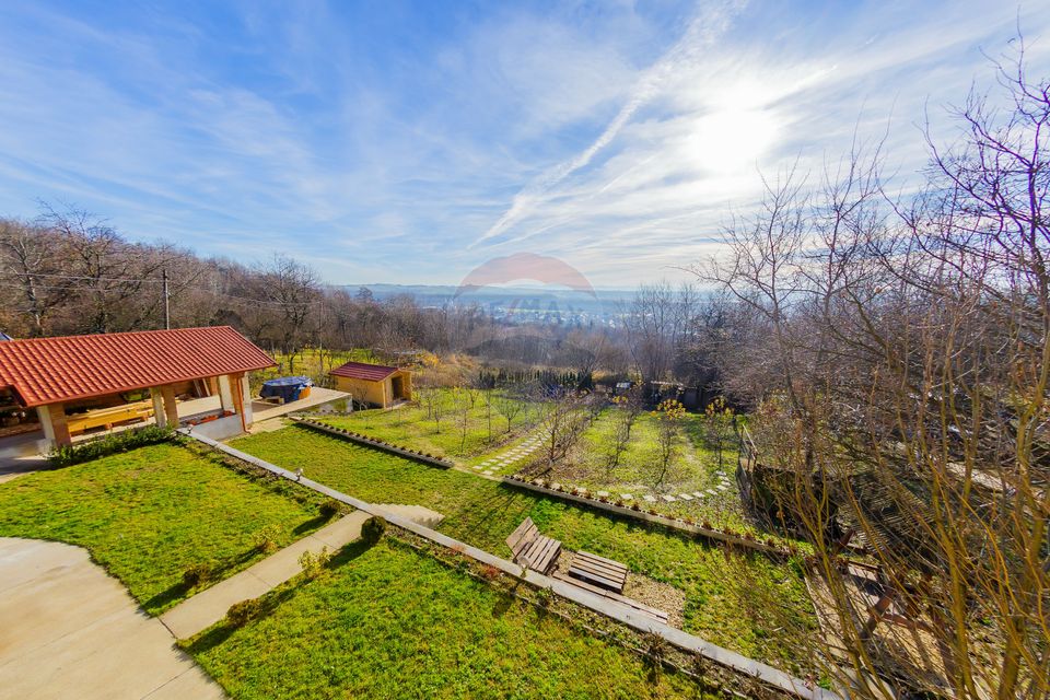 VILA CU TEREN GENEROS DE VANZARE/SCHIMB CU CASA