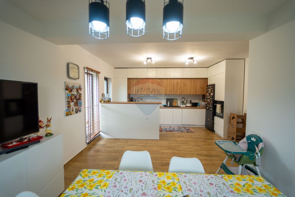 Casă individuală cu 4 camere - de vânzare în Hărman, Brasov