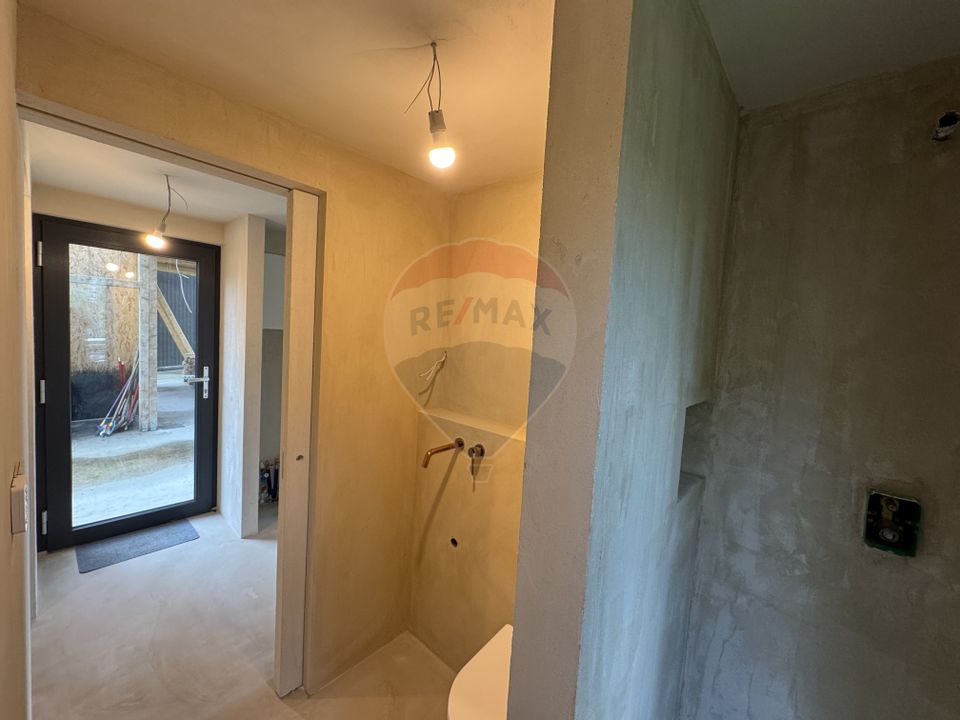 Doua case la munte, cu vedere superba, localizate in Poiana Marului