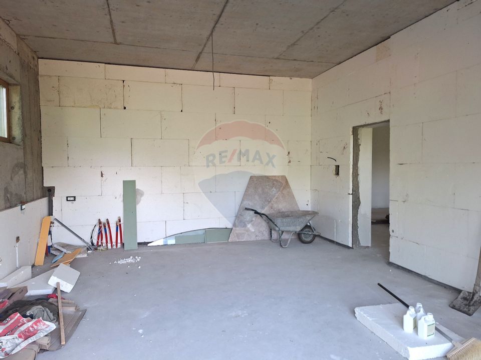 Casă / Vilă la gri aproape gata sa devina " acasa" !