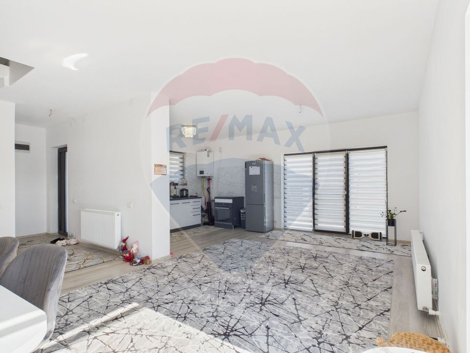 Duplex 85 mp utili, curte 200 mp – vedere la lac și pădure