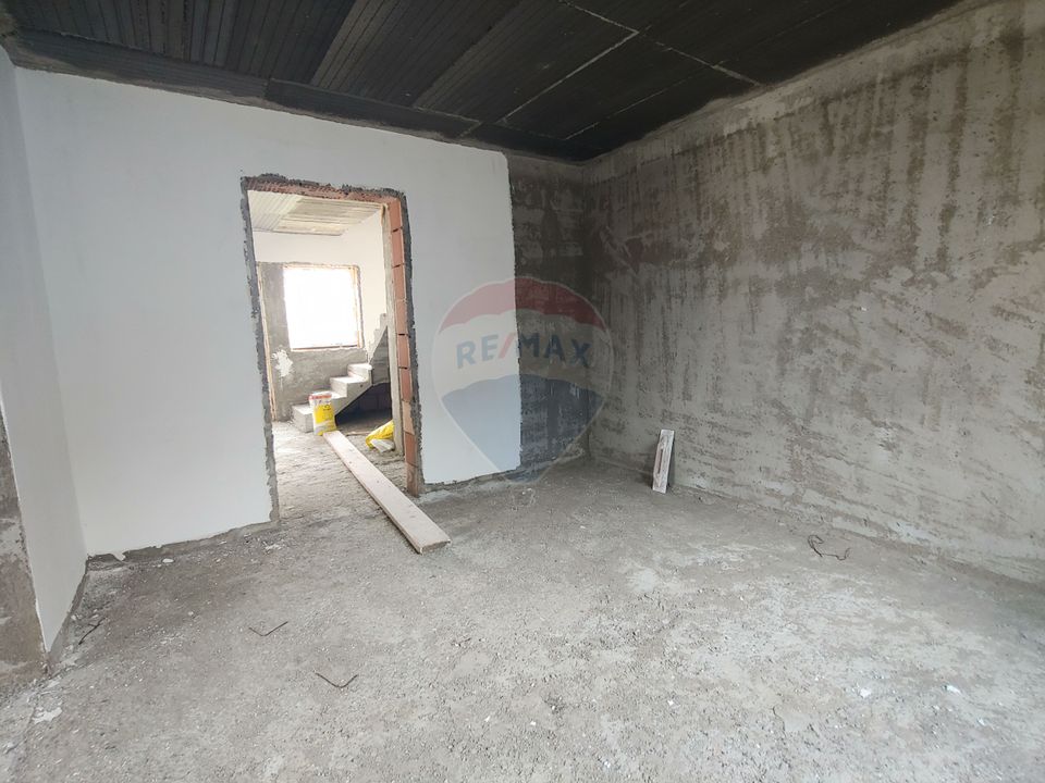 Casă / Vilă individuală cu 560 mp teren, de vânzare în Scheia, Suceava