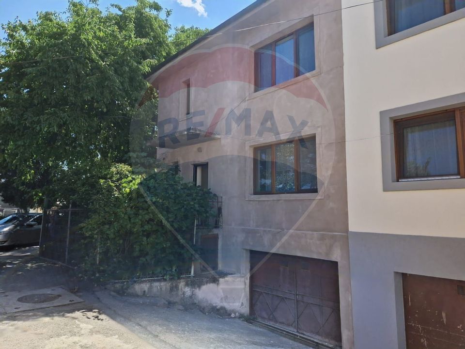 Casă / Vilă  str. Ana Ipatescu S+P+1 , 5 camere , teren - 252 mp