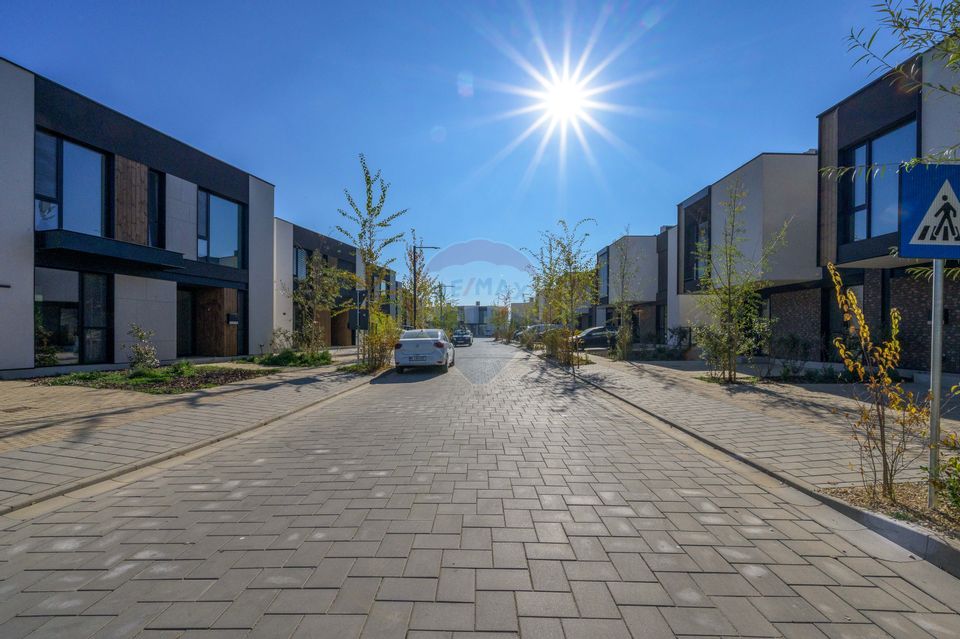 Vila luminoasa cu 4 camere si panouri solare in Amber FOREST Tunari